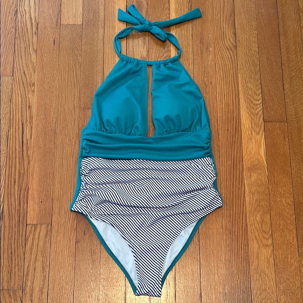 NWT Cupshe plunge adjustable halter neck scrunch bottom one piece bathing suit